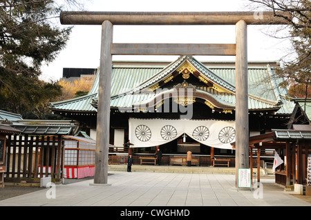 People praying at Shinto shrine in Tokyo before the New Year Stock Photo