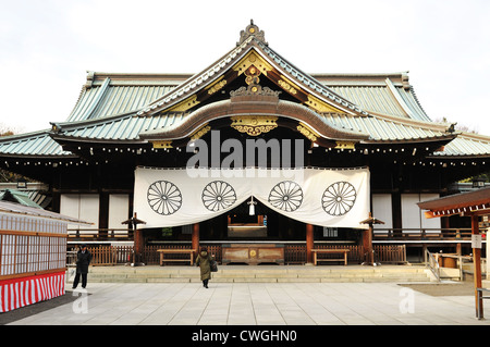 People praying at Shinto shrine in Tokyo before the New Year Stock Photo