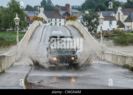 4X4 CAR DRIVING THROUGH SUMMER FLOOD ON OLD WYE BRIDGE IN CHEPSTOW. THE BRIDGE IS THE BORDER BETWEEN ENGLAND AND WALES. Stock Photo