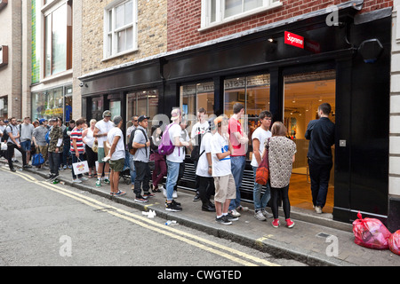 Supreme store london queue hi res stock photography and images Alamy