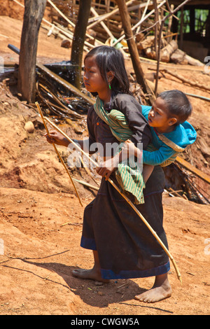 ANN TRIBAL CHILDREN walk to their village near KENGTUNG also known as KYAINGTONG - MYANMAR Stock Photo