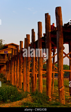 The U Bein Teak Bridge across Taungthaman Lake, Myanmar Stock Photo - Alamy