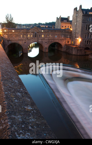 The Georgian architecture of Pulteney Bridge, designed by Robert Adam in palladian style, spans the River Avon in the City of Bath. Somerset, England. Stock Photo