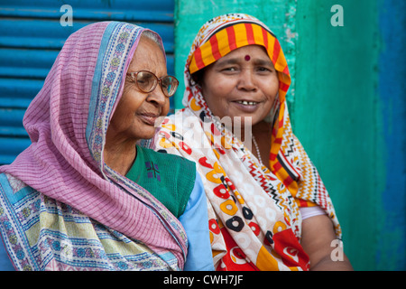 Two Indian women dressed in traditional colourful saris, Agra, Uttar Pradesh, India Stock Photo