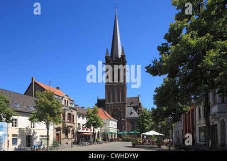 Marktplatz mit Cyriakuskirche und Hotel Zur Rose in Krefeld-Huels, Niederrhein, Nordrhein-Westfalen Stock Photo