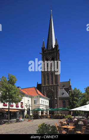 Marktplatz mit Cyriakuskirche und Hotel Zur Rose in Krefeld-Huels, Niederrhein, Nordrhein-Westfalen Stock Photo