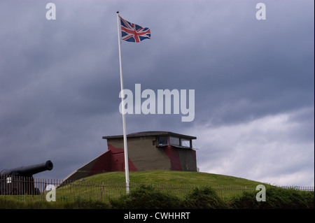 UNION JACK FLAG FLYING AT THE HEUGH BATTERY MUSEUM HARTLEPOOL HEADLAND BESIDE THE LOOKOUT POST AND CANON Stock Photo