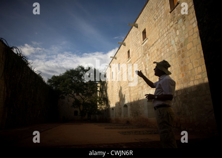 A tourist guide speaks to tourists during a tour to the Ethnobotanical Garden in the former monastery of Santo Domingo, Oaxaca Stock Photo