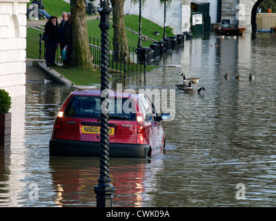 A motorist is stranded as the high tide causes flooding along the River Thames - Richmond Stock Photo