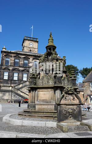 linlithgow cross well and burgh halls on the cross west lothian scotland Stock Photo