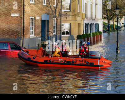 Firemen arrive by boat to rescue a stranded motorist as the high tide causes flooding along the River Thames - Richmond Stock Photo