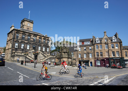 the cross linlithgow with cross well and burgh halls west lothian scotland Stock Photo