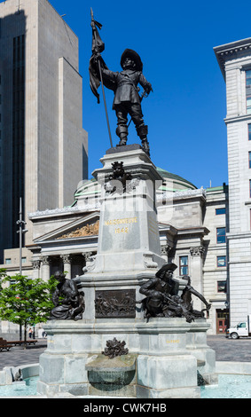 The Maisonneuve Monument with the Bank of Montreal behind, Place d'Armes, Vieux Montreal, Quebec, Canada Stock Photo