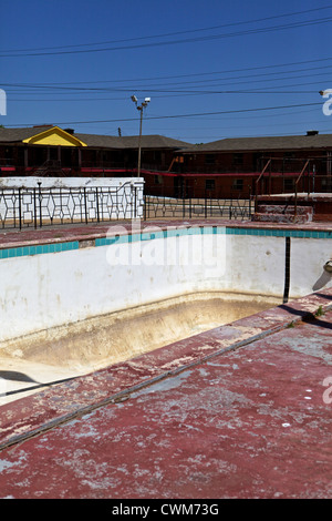 Abandoned pool at the Glancy Motel alongside Route 66 in Clinton, Oklahoma Stock Photo