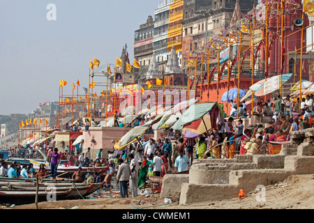 Hindu pilgrims gathering at a ghat to bathe in the Ganges river in Varanasi, Uttar Pradesh, India Stock Photo