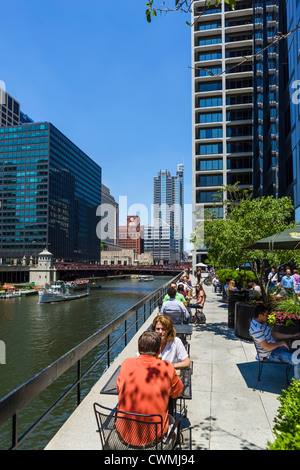 Restaurant terrace overlooking Chicago River with Monroe Street Bridge behind and tour boat on the river, Chicago, Illinois, USA Stock Photo