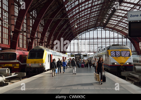 Train platform in Antwerpen-Centraal railway station, Antwerp, Antwerp Province, The Flemish Region, Belgium Stock Photo