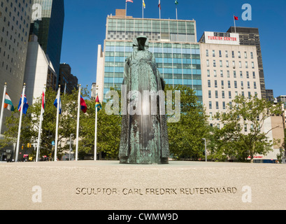 Knotted Gun, called Non-Violence Sculpture, United Nations Headquarters, NYC Stock Photo
