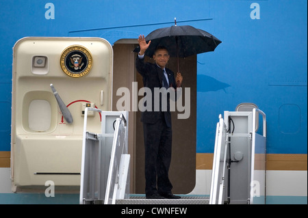 US President Barack Obama waves before boarding Air Force One August 22, 2012 at Nellis Air Force Base, Nevada. Stock Photo