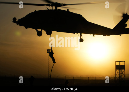 Iraqi Special Operations Forces soldiers hone their fast-roping skills during helicopter operations training April 22, 2005 at Al Asad, Iraq. Stock Photo