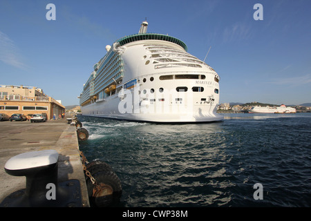 Royal Caribbean International Cruise Line 'Mariner of the Seas' arriving on berth at early morning in the Port of Palma Stock Photo