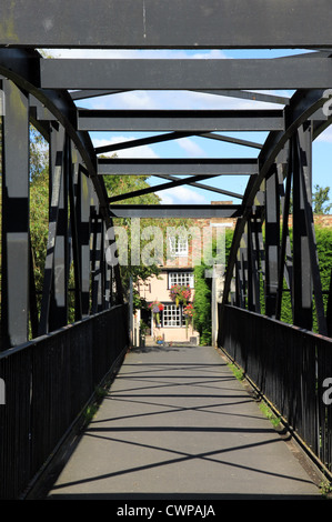 Iron bridge over River Cam Cambridge England UK, linking Green Dragon pub in Chesterton with Stourbridge Common Stock Photo