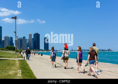 Family walking along the lakefront promenade in Grant Park, Lake Michigan, Chicago, Illinois, USA Stock Photo