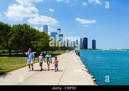 Family walking along the lakefront promenade in Grant Park, Lake Michigan, Chicago, Illinois, USA Stock Photo