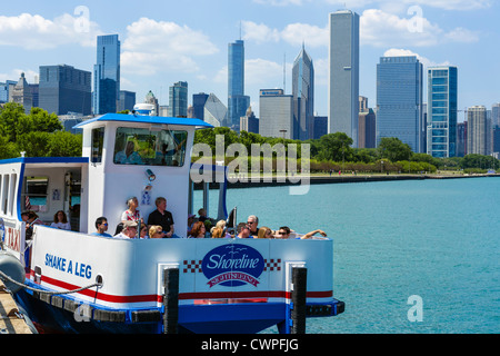 Shoreline Sightseeing tour boat on the lake in Grant Park, Lake Michigan, Chicago, Illinois, USA Stock Photo