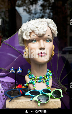 agate eyed retro mannequin head displaying vintage jewelery millinery & sunglasses in Pioneer Square shop window Seattle Stock Photo