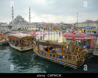 Türkei, Istanbul, Eminönü, Platz an der Galatabrücke mit den berühmten Balik Ekmek, ein Fischbrötchen mit Salat. Stock Photo