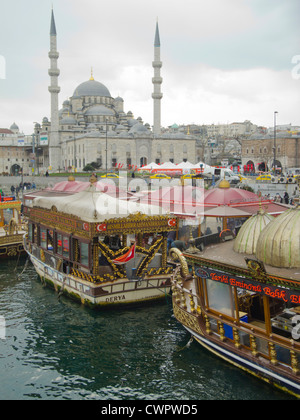 Türkei, Istanbul, Eminönü, Platz an der Galatabrücke mit den berühmten Balik Ekmek, ein Fischbrötchen mit Salat. Diese werden di Stock Photo