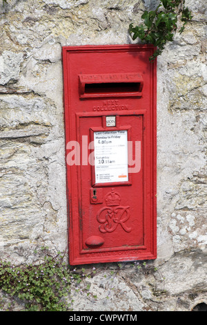 Red wall mounted George Sixth VI (1936-52) Royal Mail letter post collecting box, St Mawes, Cornwall, UK Stock Photo