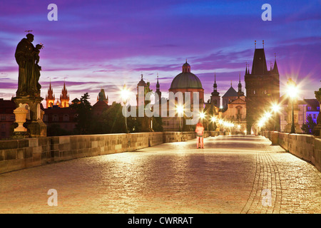 Two lovers kissing on the Charles Bridge, Karlův Most in Prague at dawn Stock Photo