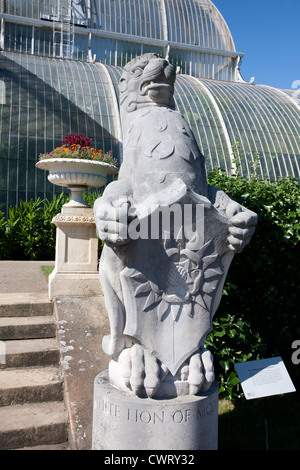 White Lion of Mortimer statue, one of the Queen's 10 beasts, at Kew Royal Botanical Gardens, Richmond, Surrey, England, GB, UK Stock Photo