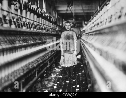 Young Girl Working in Spinning Room of Cotton Mill, Augusta, Georgia, USA, 1909 Stock Photo