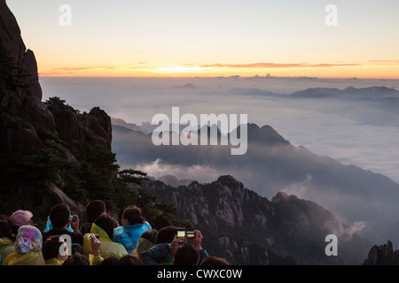 Tourists waiting for sunrise at Mt. Huangshan (Yellow Mountain), Anhui, China Stock Photo