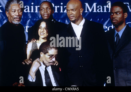 Comedian Richard Pryor, seated, receives the Mark Twain Comedy Award as family and friend look on at the Kennedy Center October 20, 1998 in Washington, DC (L-R) Actor Morgan Freeman, daughter Elizabeth Pryor, actor Danny Glover, comedians Damon Wayans and Chris Rock. Stock Photo