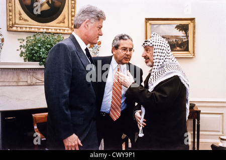 US President Bill Clinton meets with Palestinian leader Yasser Arafat in the Oval Office of the White House September 29, 1998 in Washington, DC. Stock Photo