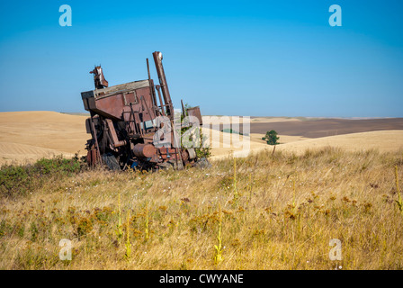 Rusty old Combine in the wheat fields of Washington state Stock Photo