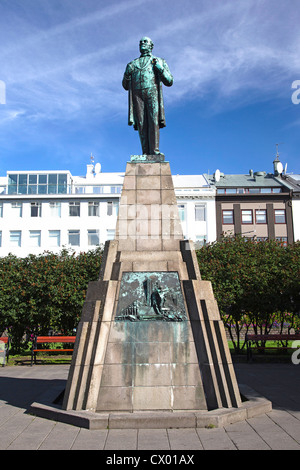 Statue of Jón Sigurđsson (lead campaigner for Icelandic independence, Austurvöllur Square, Reykjavik, Iceland Stock Photo