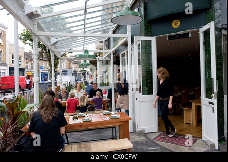 The Begging Bowl Thai restaurant in Bellenden Road, Peckham, London, Britain Stock Photo