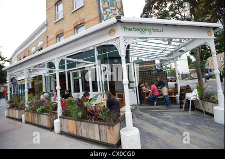 The Begging Bowl Thai restaurant in Bellenden Road, Peckham, London, Britain Stock Photo