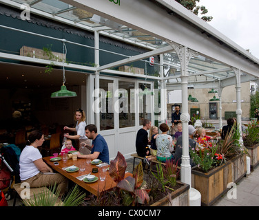 The Begging Bowl Thai restaurant in Bellenden Road, Peckham, London, Britain Stock Photo