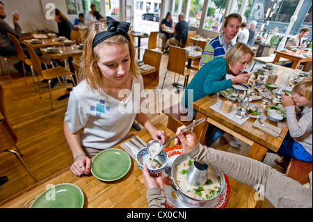 The Begging Bowl Thai restaurant in Bellenden Road, Peckham, London, Britain Stock Photo