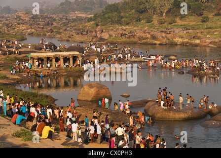 Elk201-2484 India, Karnataka, Hampi, Tungabhadra River, bathers for Pongol festival Stock Photo