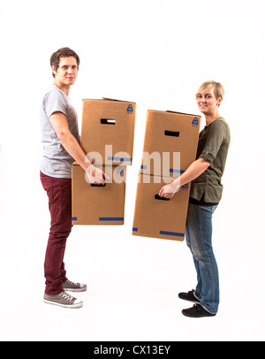 Symbolfoto Umzug, Auszug, umziehen. Junges Paar trägt Umzugskartons. Umzugskisten aus Pappkarton.