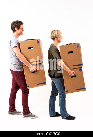 Symbolfoto Umzug, Auszug, umziehen. Junges Paar trägt Umzugskartons. Umzugskisten aus Pappkarton.