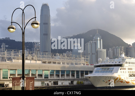 Cruise ship docking at Ocean Terminal with 2 (Two) International Finance Center in the background (Hong Kong, China) Stock Photo