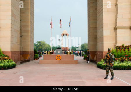 Soldier on guard at the India Gate, New Delhi Stock Photo